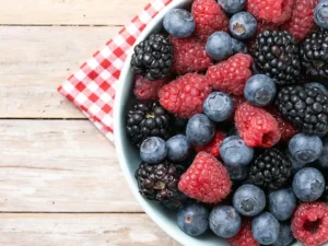 Frutas vermelhas e seus benefícios: conheça a amora, o mirtilo e a framboesa 🍓💜